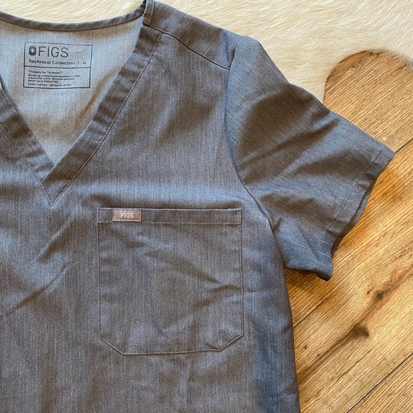 FIGS Catarina One-Pocket Scrub Top in grey - Picture 3 of 9